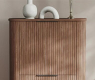 Kategorija Namještaj s utorima ili letvicama na frontama