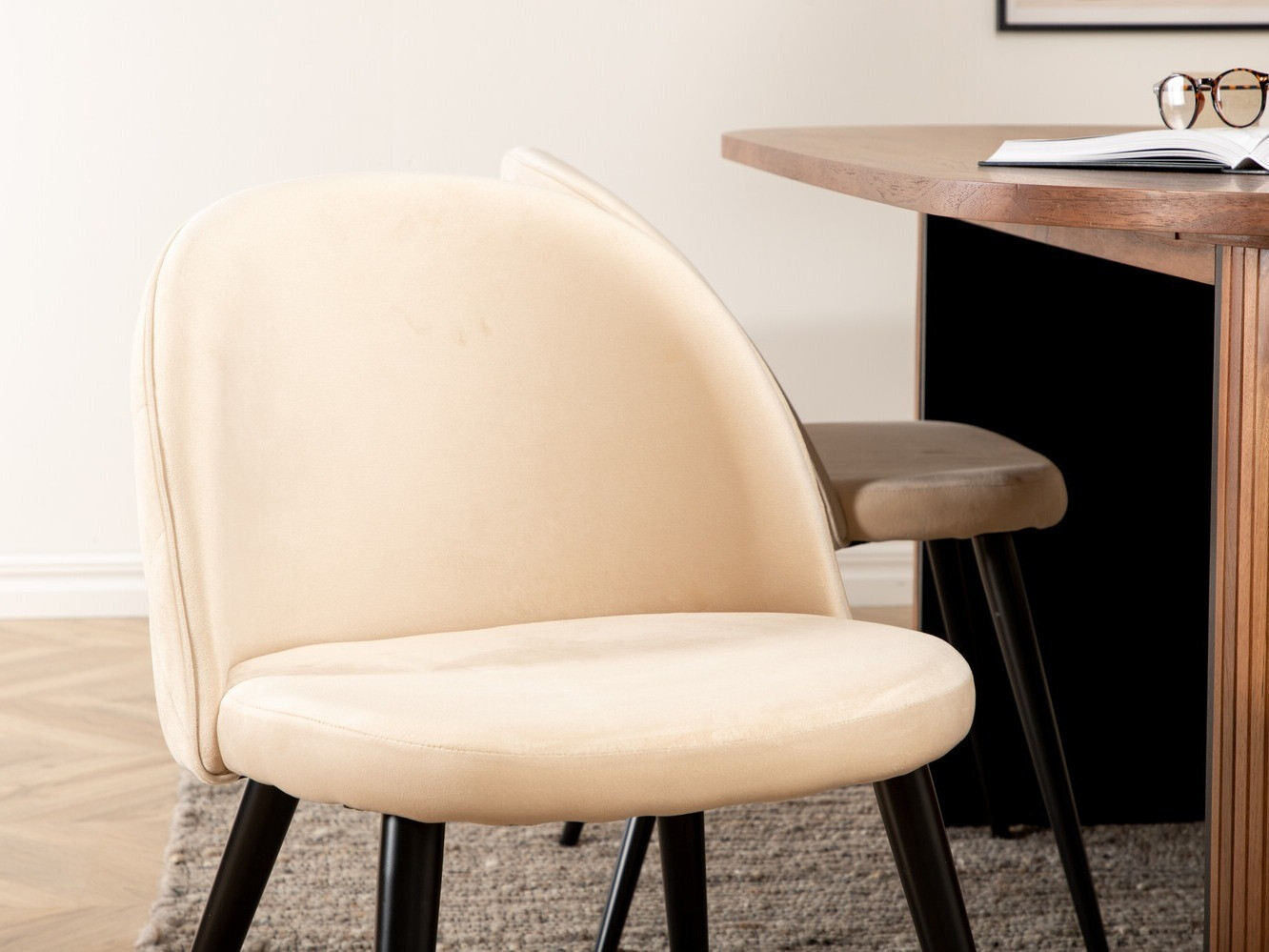 Blagovaonski set Dallas 2764 (Krem + Crna)