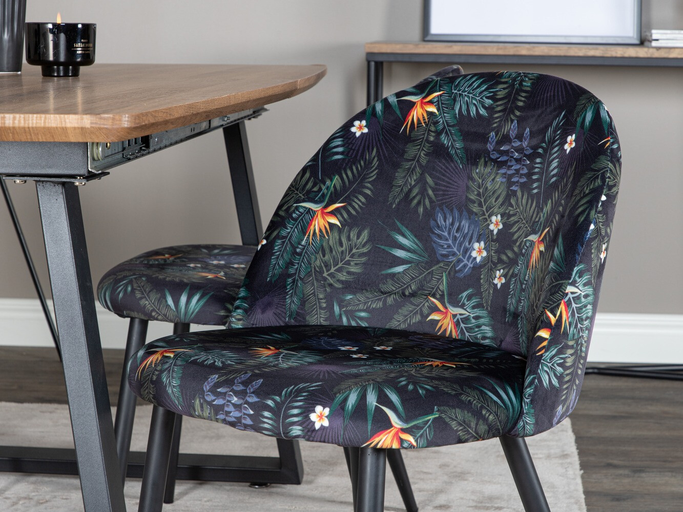 Blagovaonski set Dallas 335 (Cvjetni uzorak + Crna)