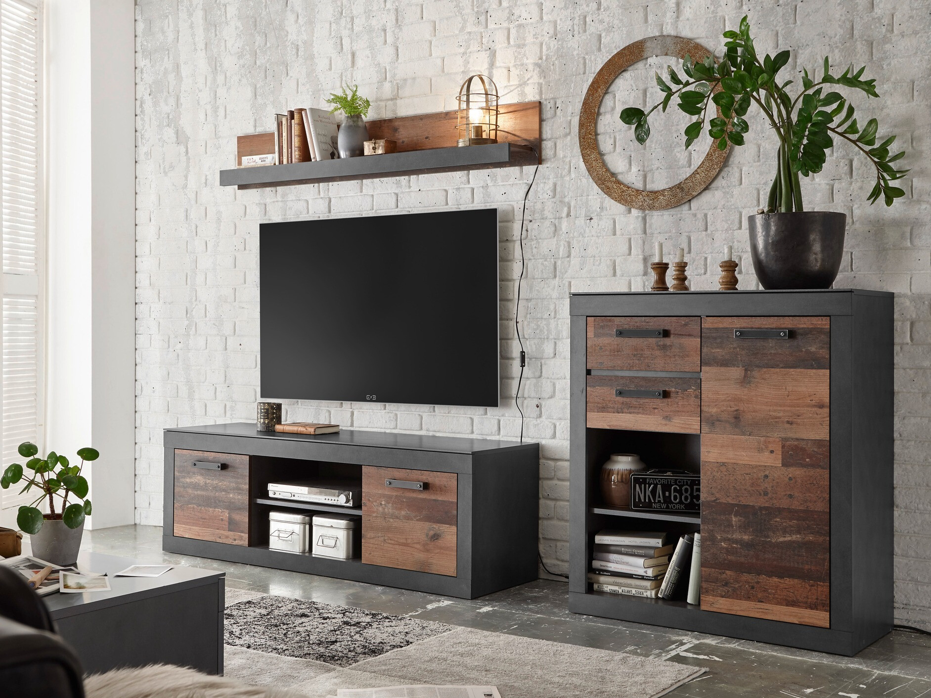 Zidna polica Revlara 103