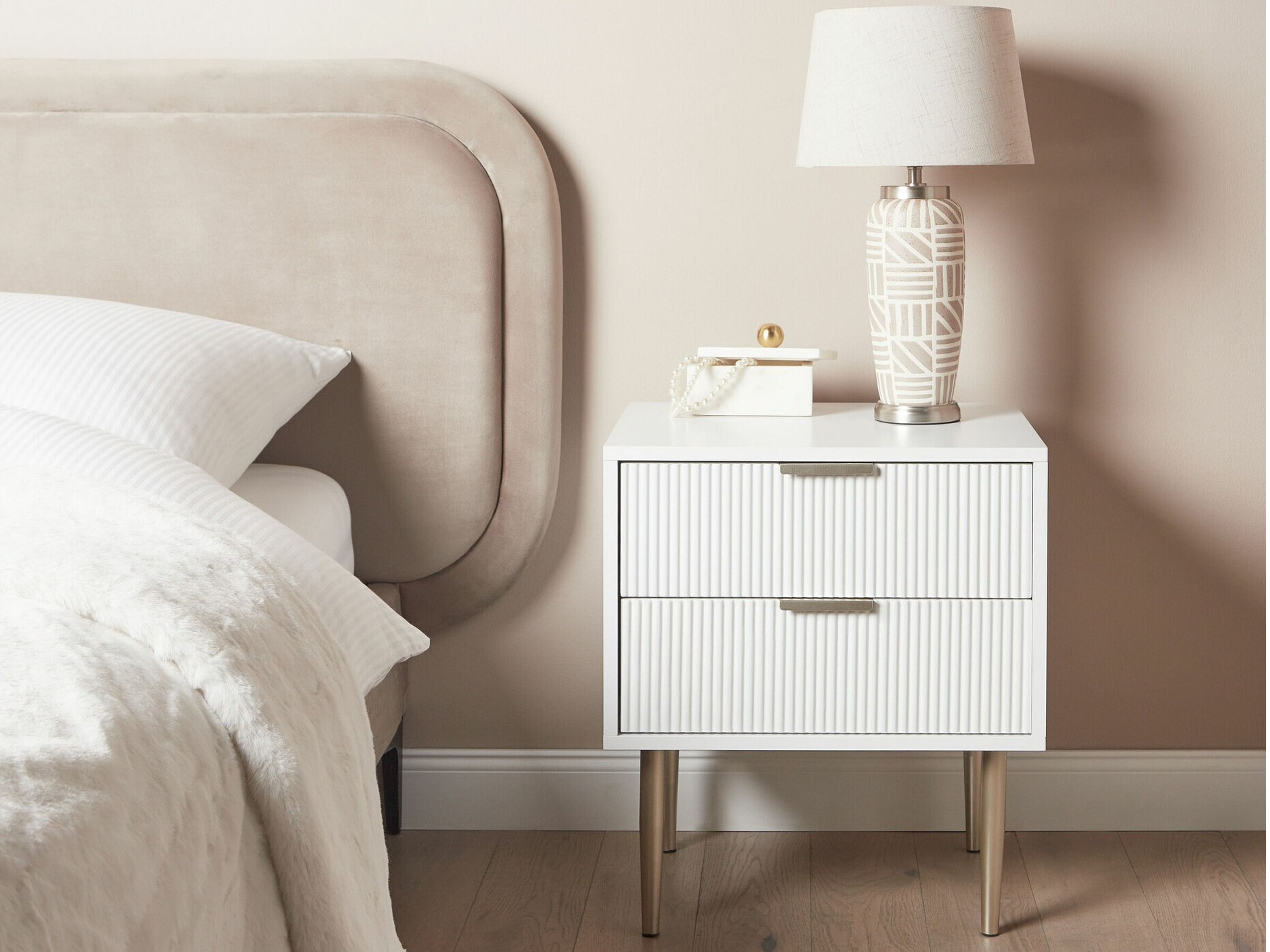 Noćni ormarić Berwyn 2011