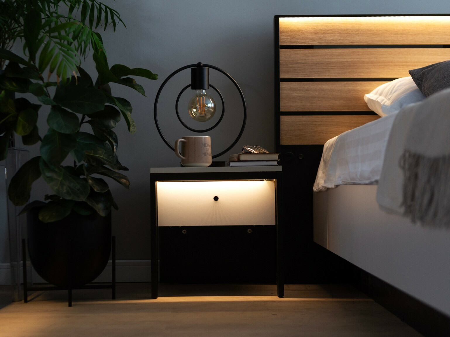 Noćni ormarić Almela 104