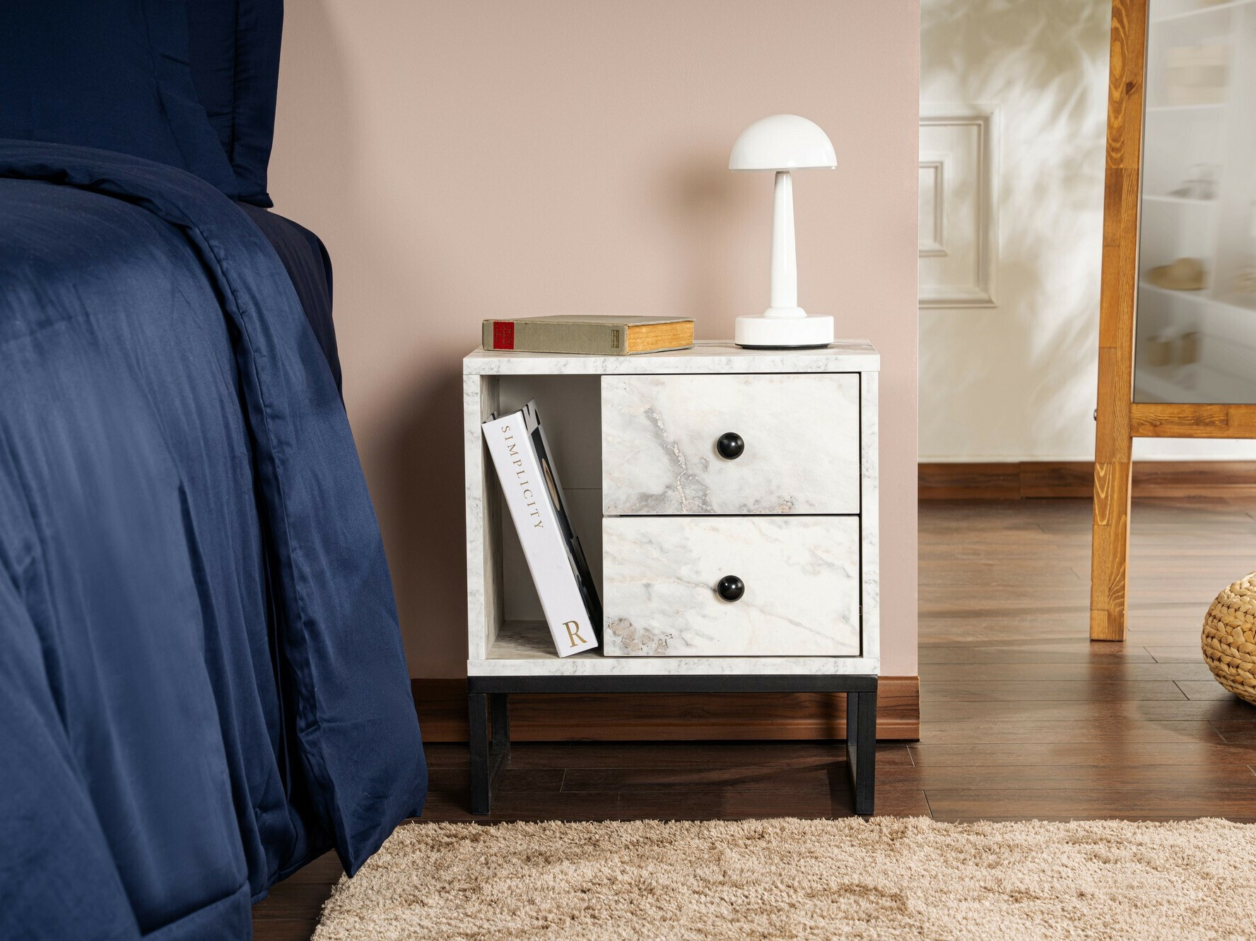 Noćni ormarić Novato 109 (Bijeli mramor + Crna)