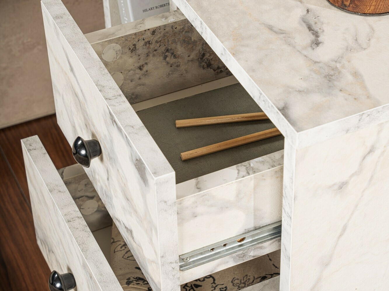 Noćni ormarić Novato 109 (Bijeli mramor + Zlatna)