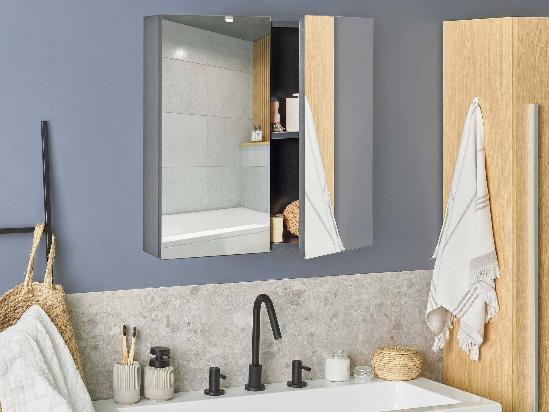 Kupaonski ormarić s ogledalom Berwyn 2349 (Crna)