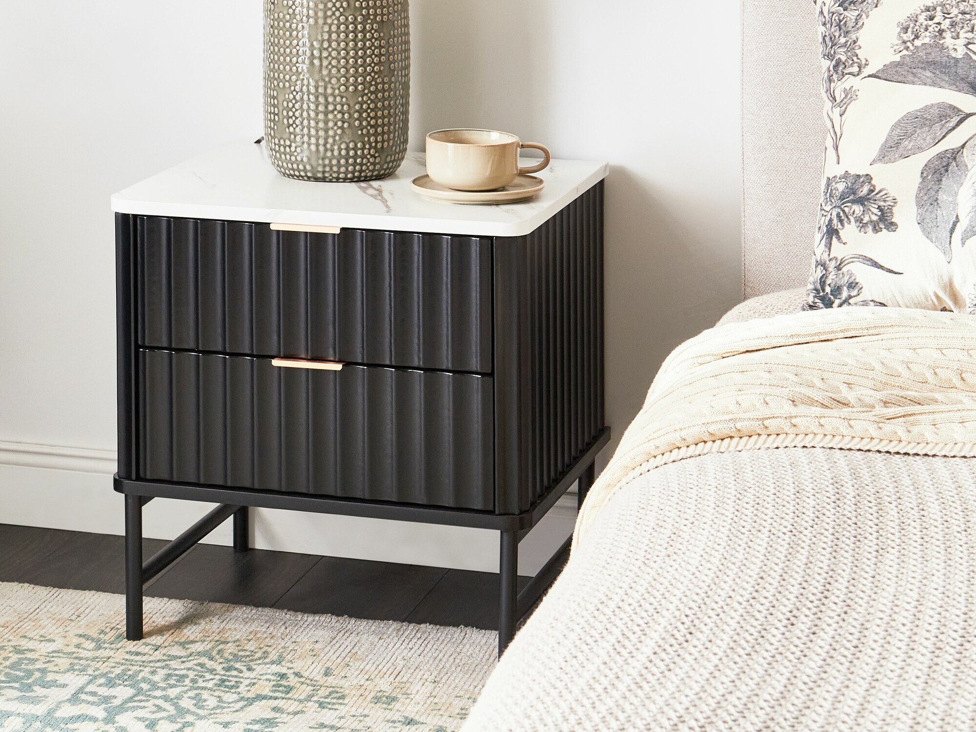 Noćni ormarić Berwyn 2578 (Crna + Bijeli mramor)