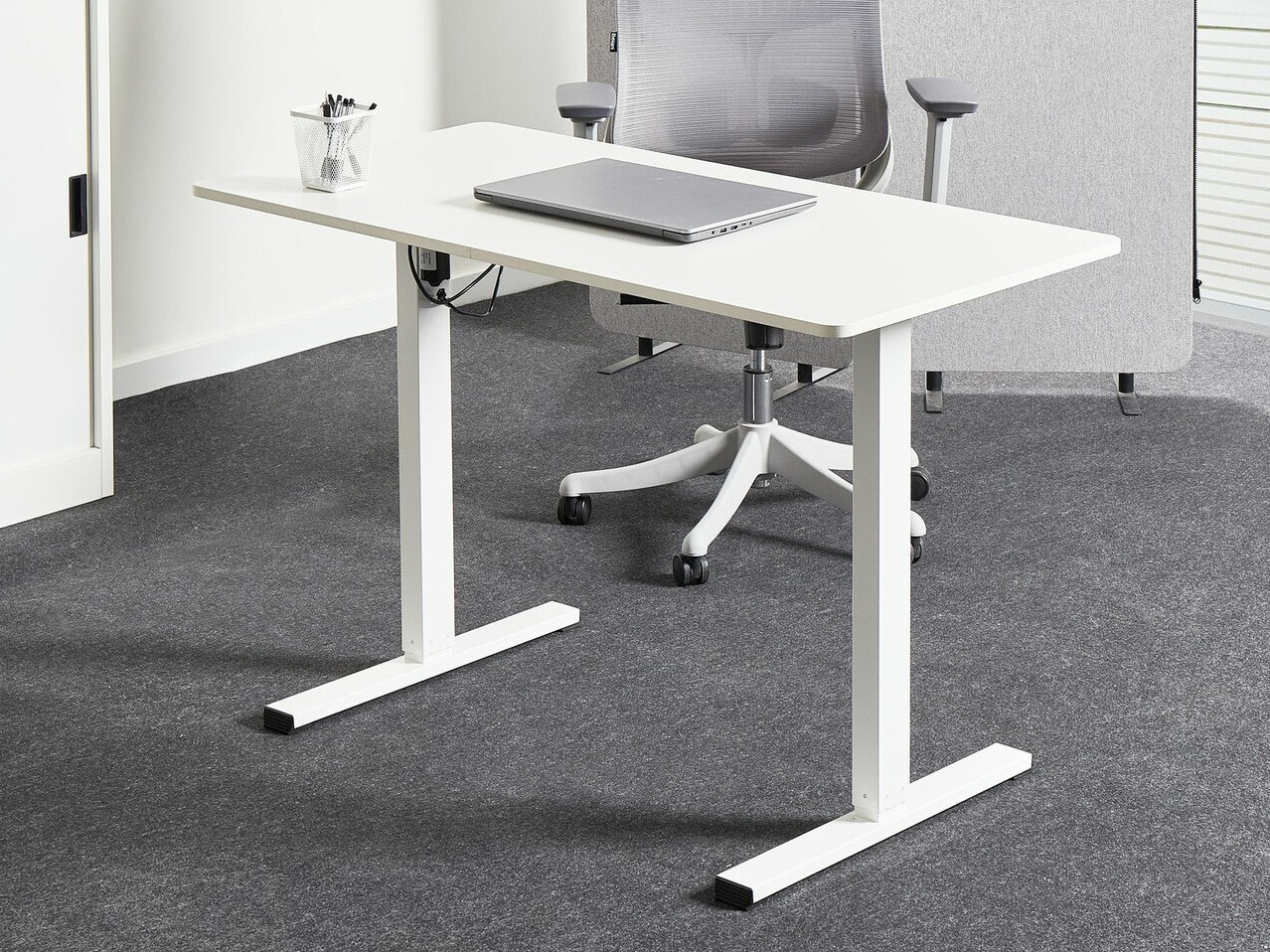 Radni stol podesiv po visini Berwyn 2639 (Bijela)