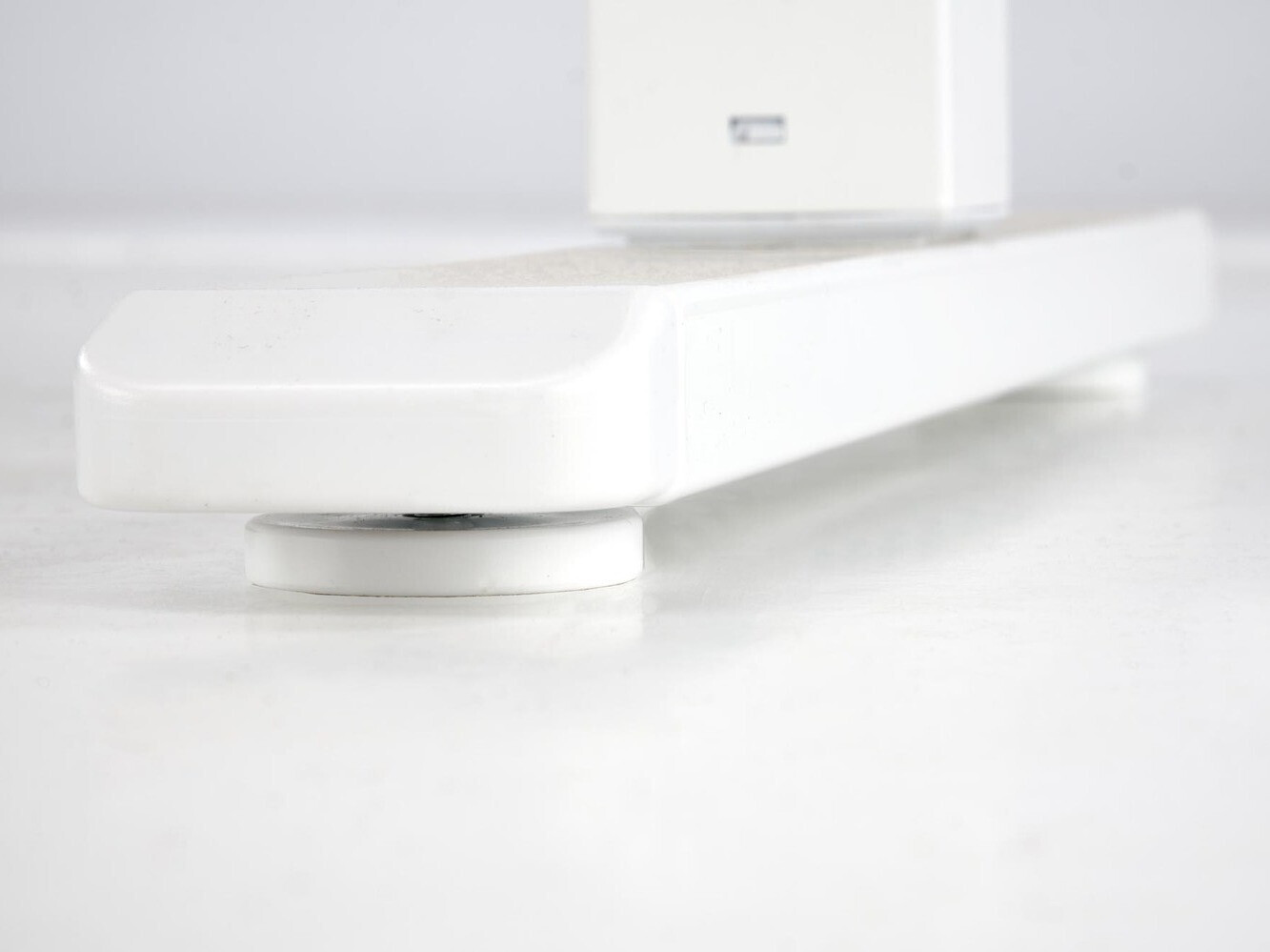 Radni stol podesiv po visini Houston 1704 (Hrast Artisan + Bijela)