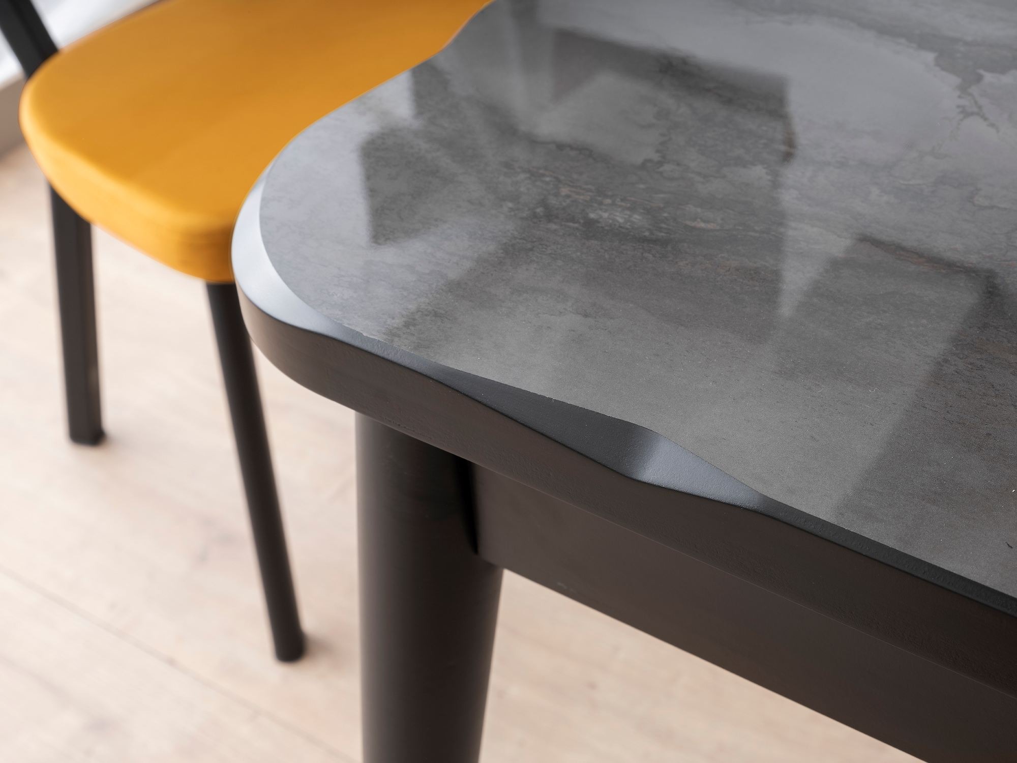 Stol Kailua 2620 (Crni mramor)