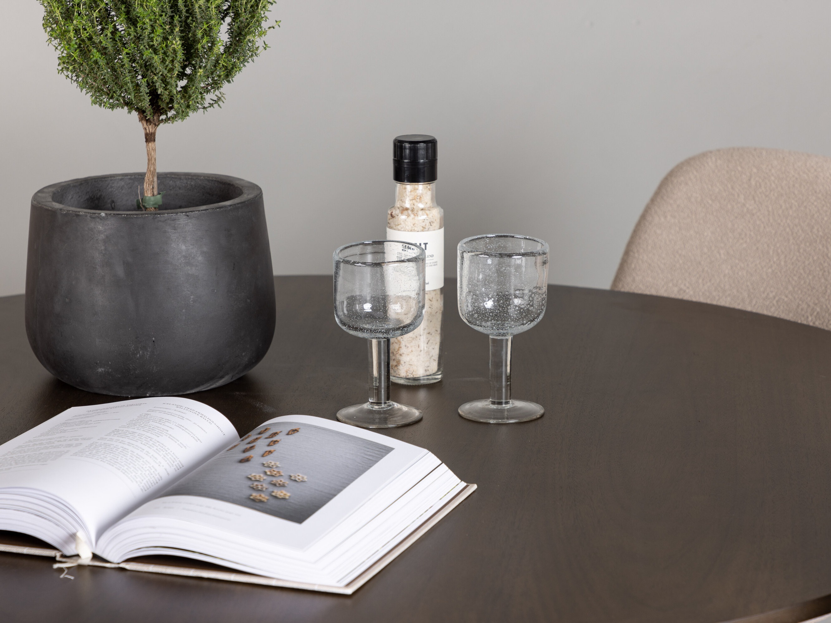 Blagovaonski set Dallas 4887 (Crna + Bež)