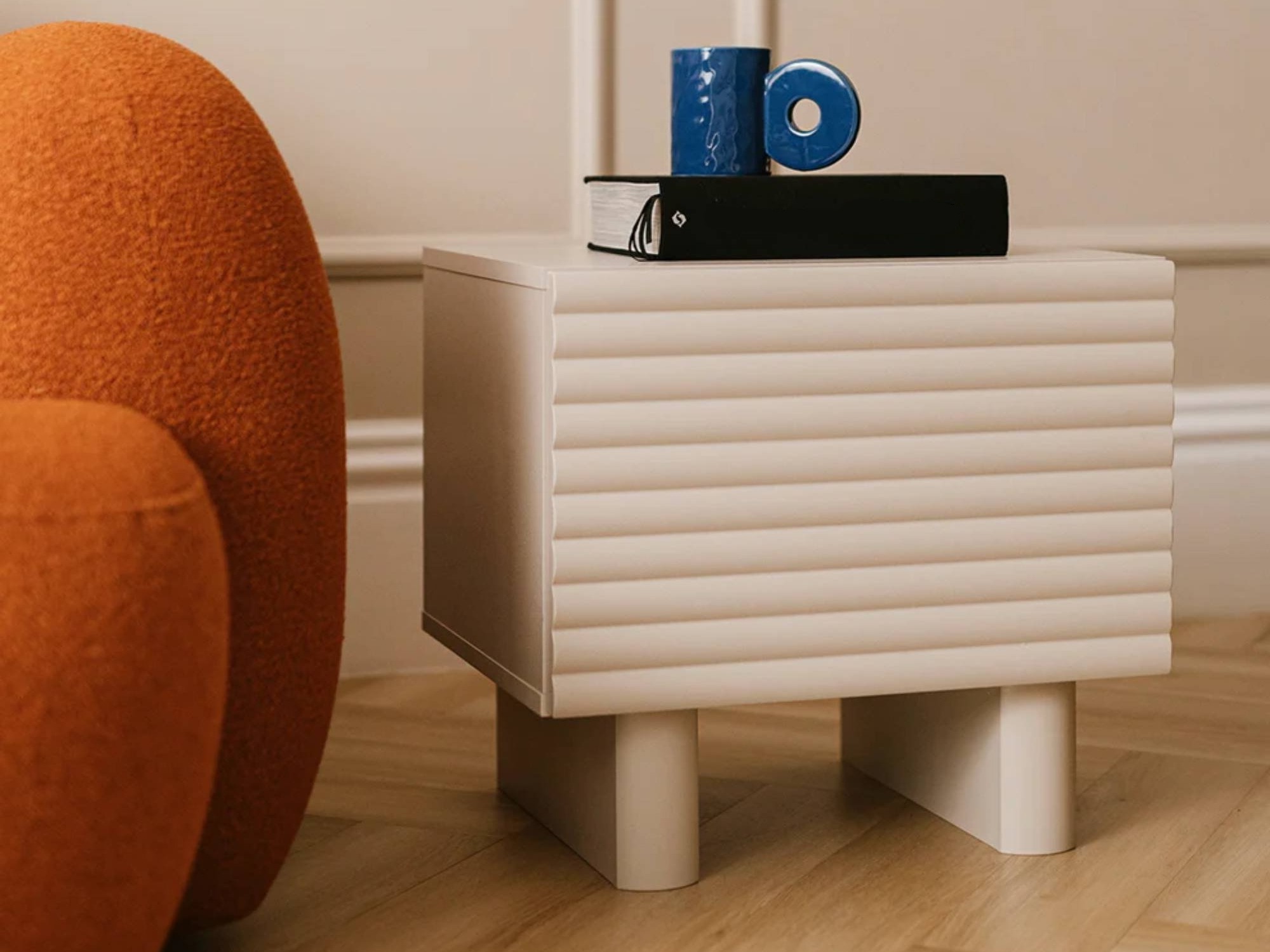 Noćni ormarić Burleson 397