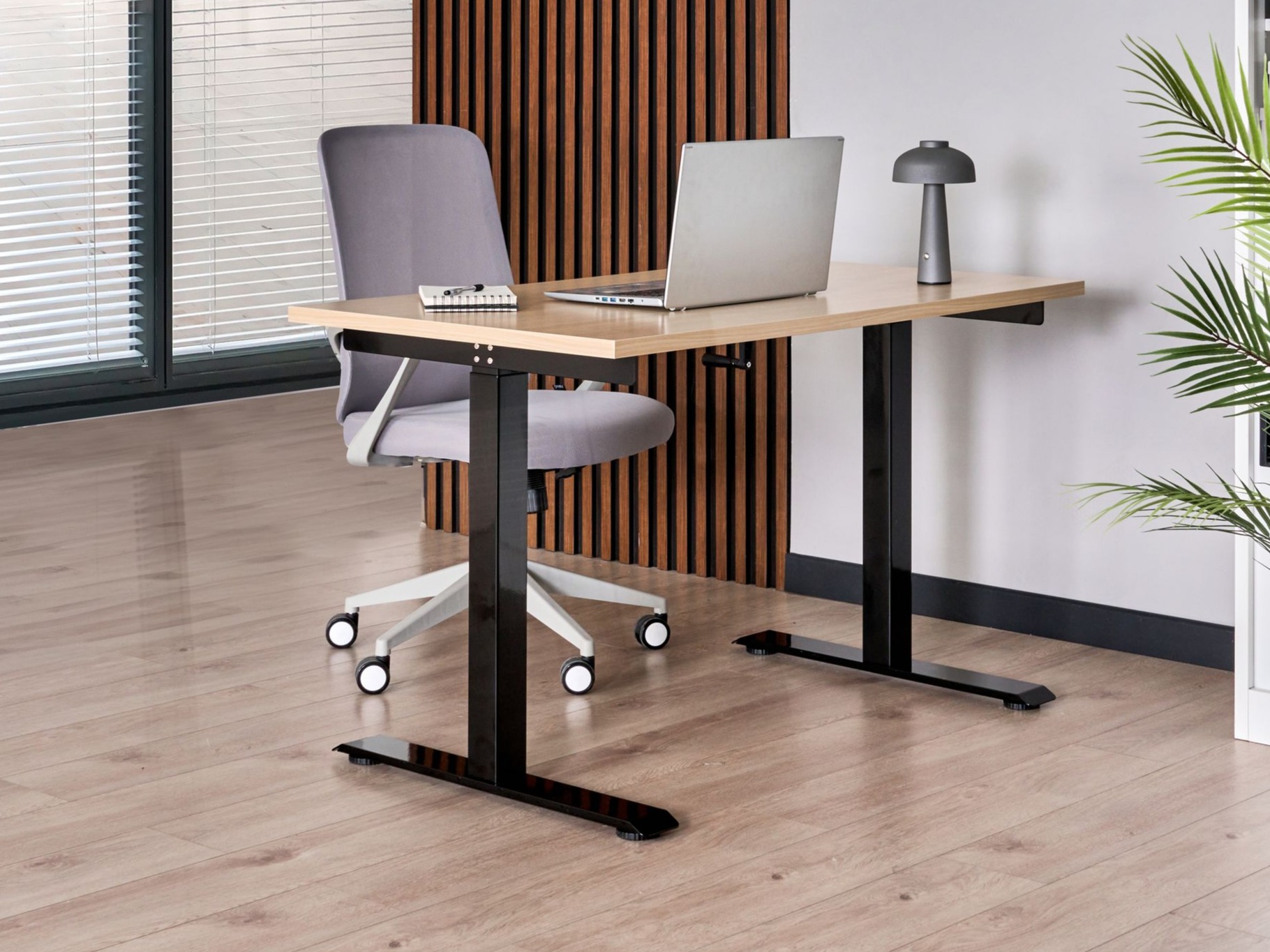 Radni stol podesiv po visini Berwyn 2864 (Svijetlo drvo + Crna)