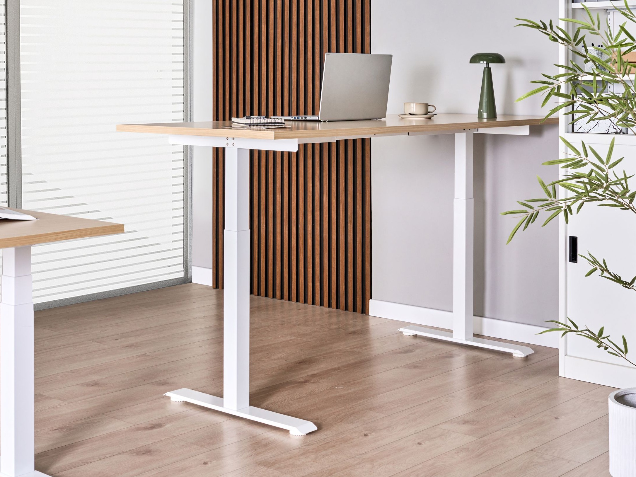 Radni stol podesiv po visini Berwyn 2865 (Svijetlo drvo + Bijela)