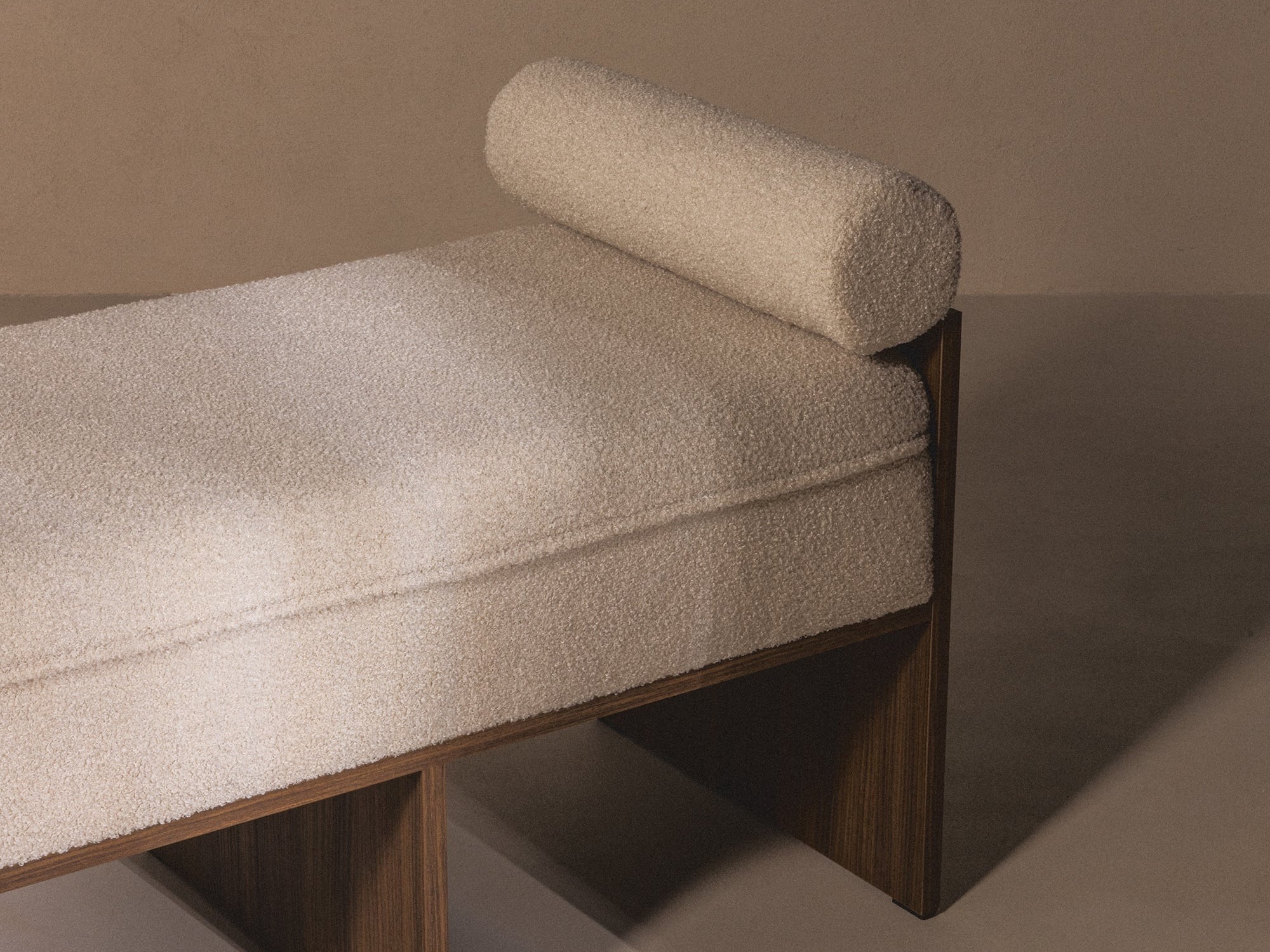 Tapecirana klupa Burleson 536