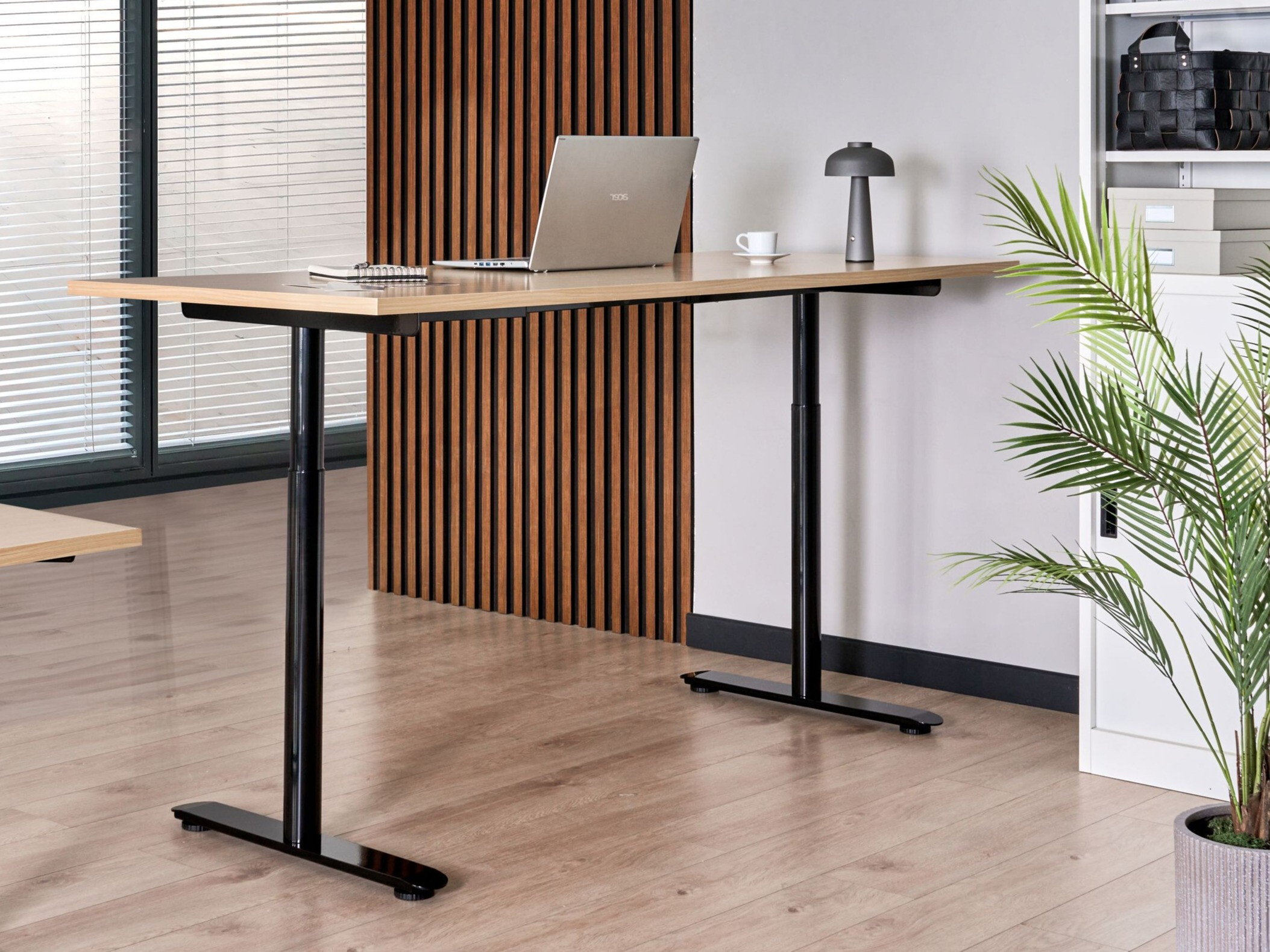 Radni stol podesiv po visini Berwyn 3188 (Svijetlo smeđa)