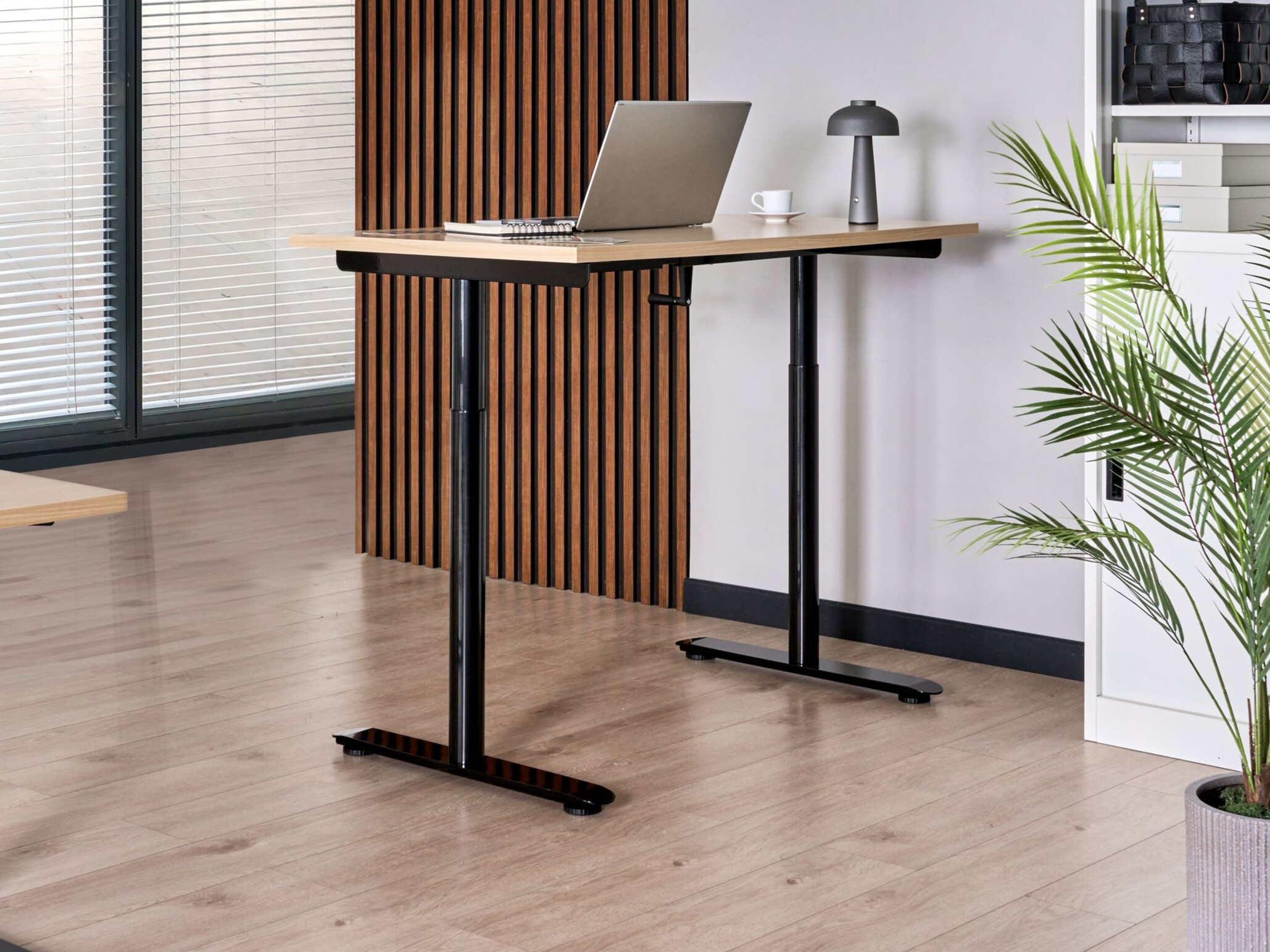 Radni stol podesiv po visini Berwyn 3192 (Svijetlo smeđa)