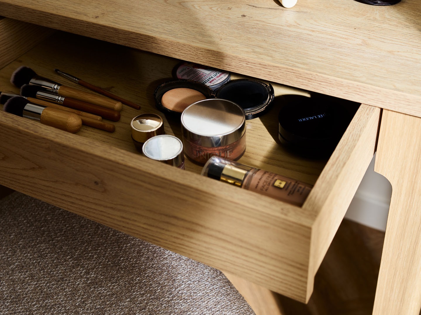 Toaletni stolić Ruvcamu 107